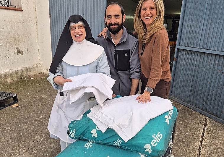 La Sagrada Cena dona 80 juegos de sábanas al Asilo y una lavadora y secadora al comedor social Padre Cristóbal